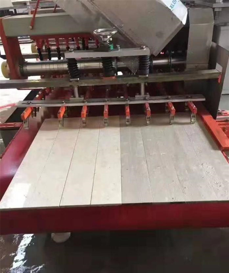 Single spindle continuous brick cutting machine